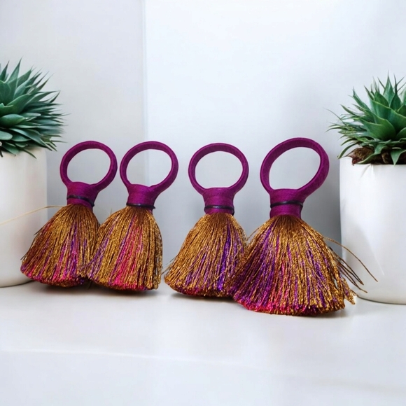 Kim Seybert Set of 4 Pom Pom Napkin Rings Plum Gold New without Box - Picture 1 of 2